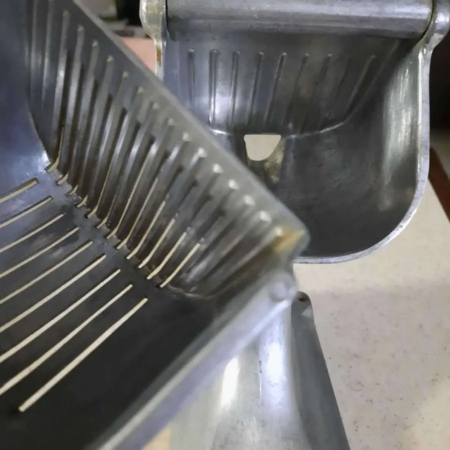 آب میوه‌گیری دستی