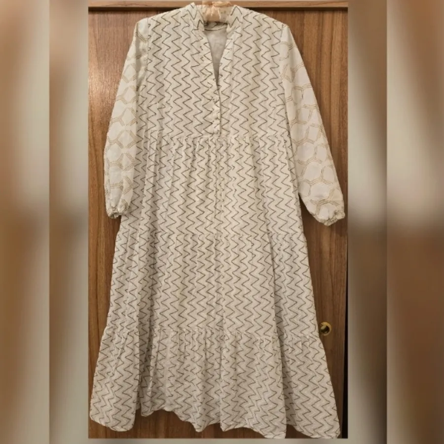 پیراهن سفید و طلایی