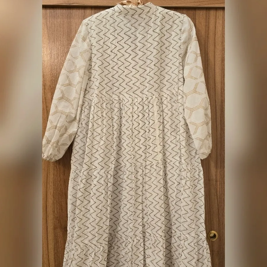 پیراهن سفید و طلایی