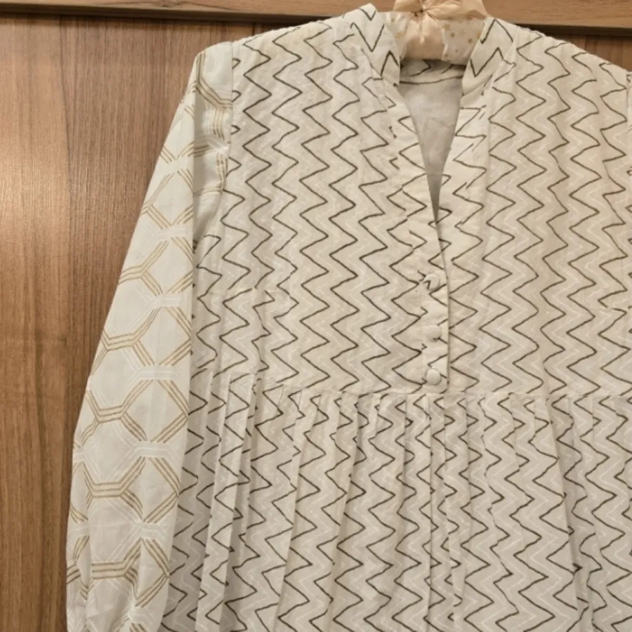 پیراهن سفید و طلایی