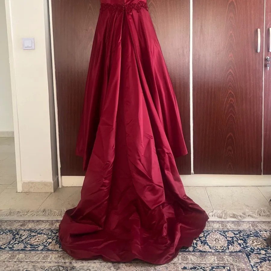 پیراهن دنباله دار اناری