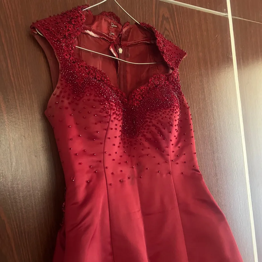 پیراهن دنباله دار اناری