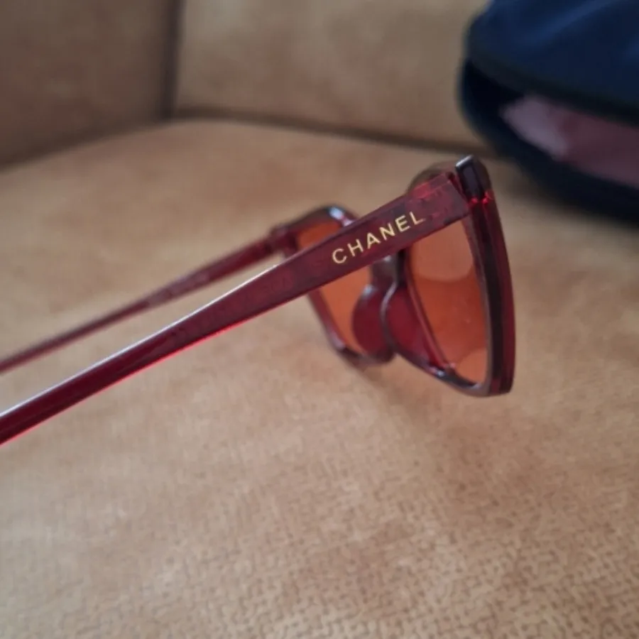 عینک گربه ای قرمز