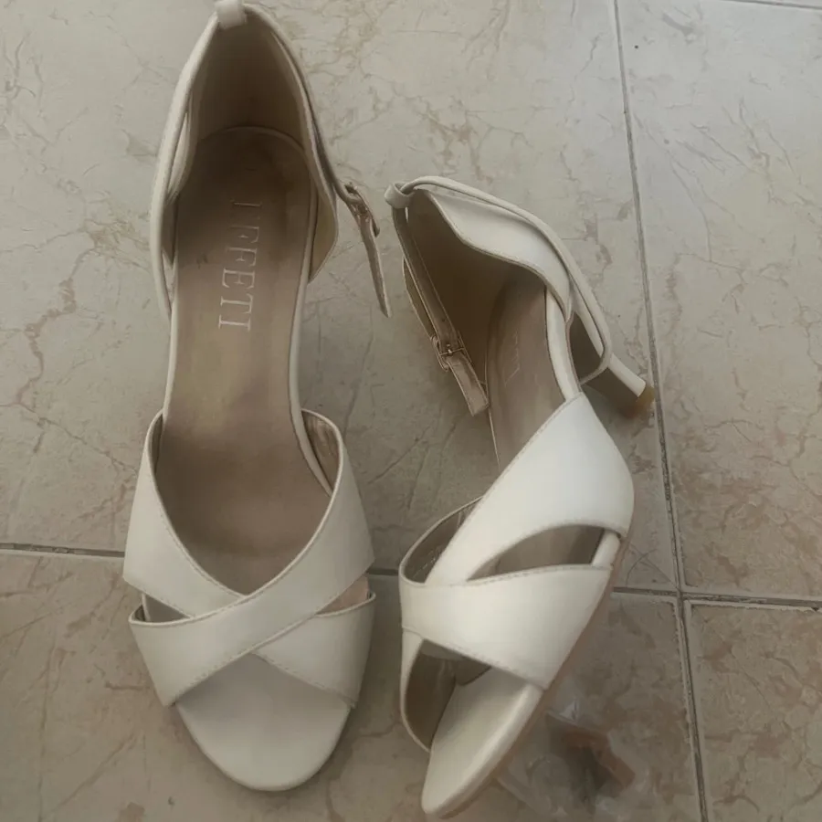 کفش پاشنه دار شیری