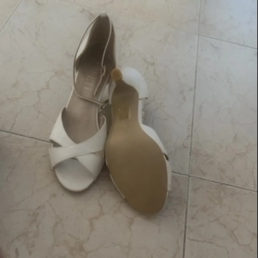 کفش پاشنه دار شیری