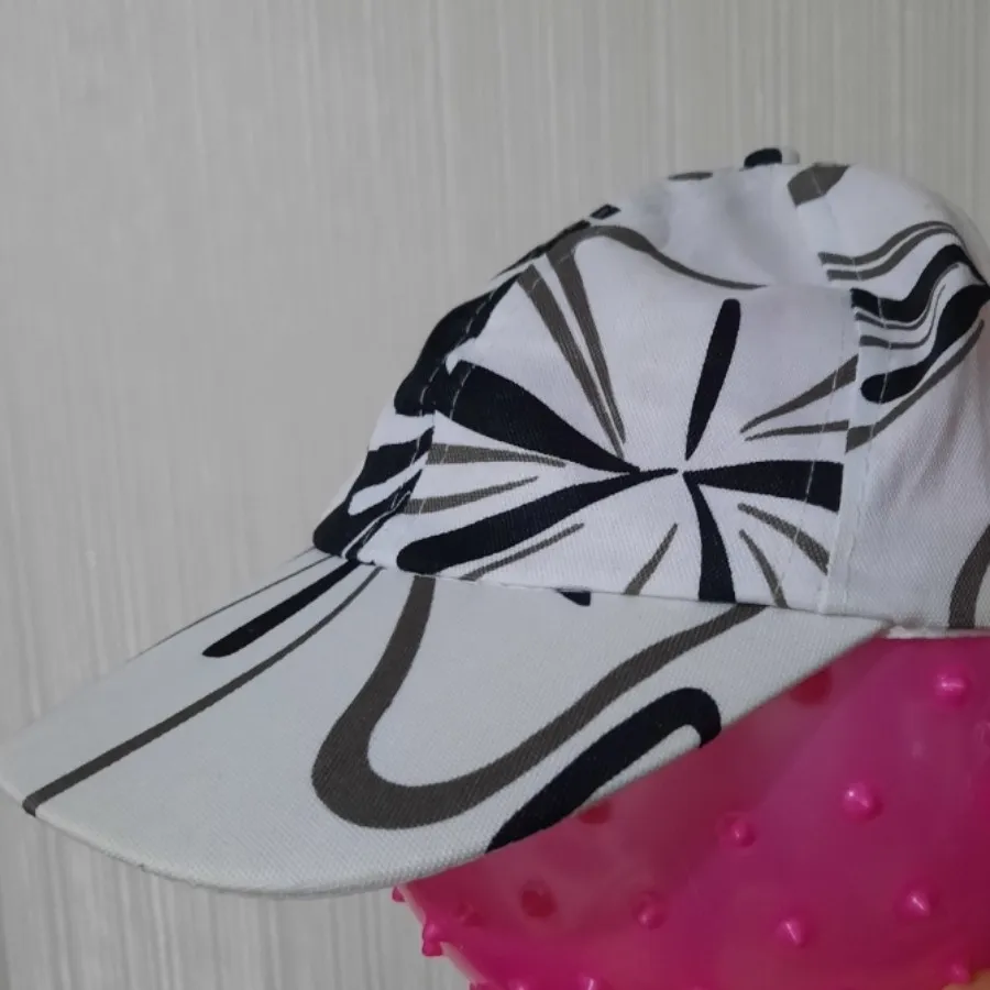 کلاه لبه دار سفید مشکی