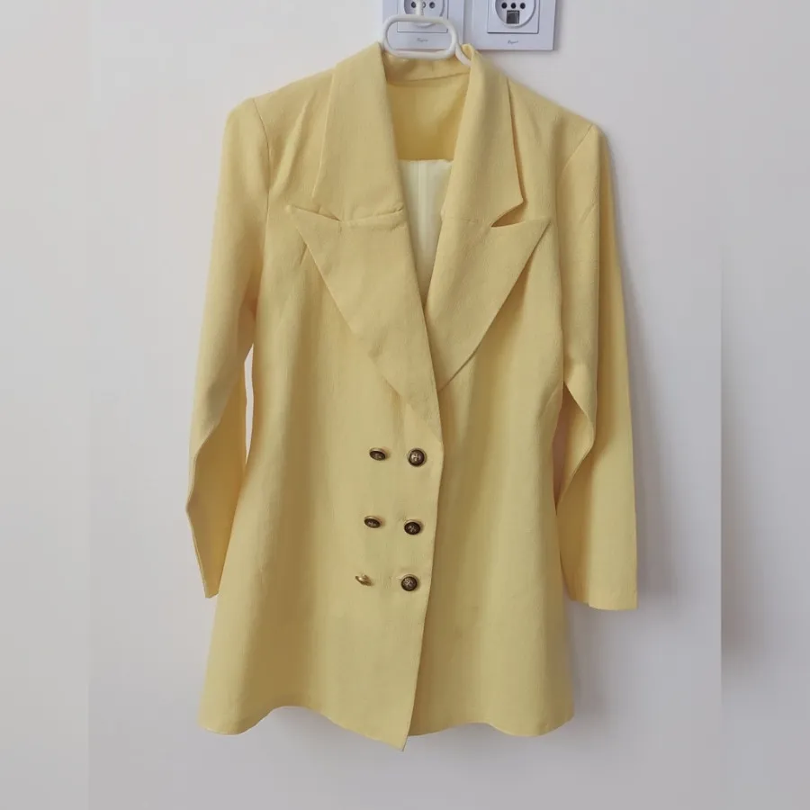 کت و شلوار لیمویی رنگ