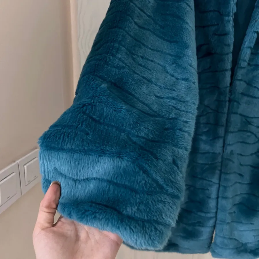 پالتو پوست آبی رنگ