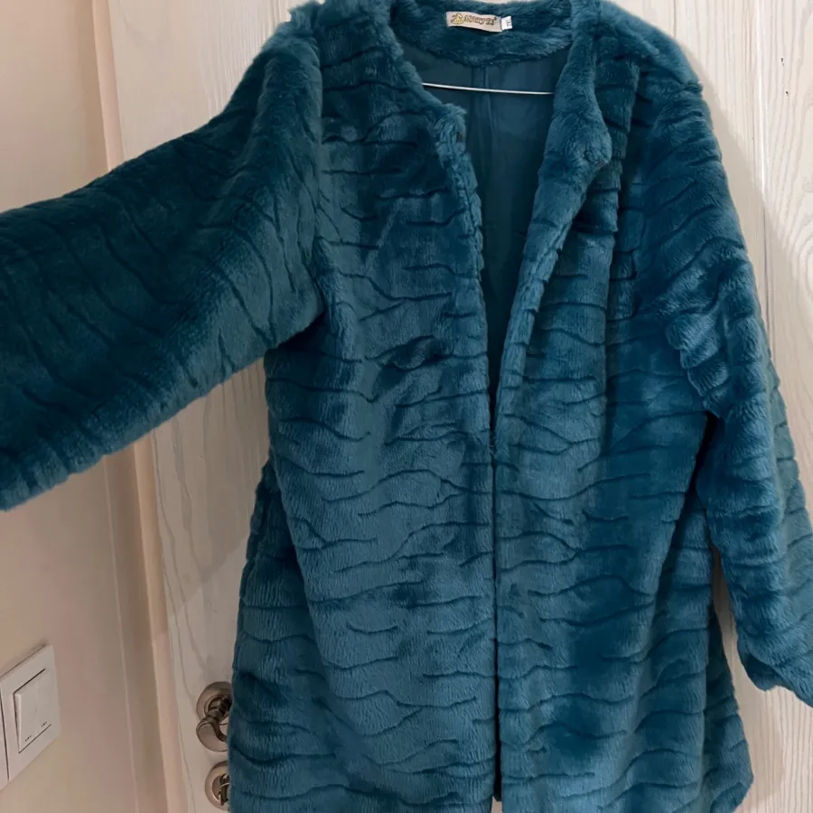 پالتو پوست آبی رنگ