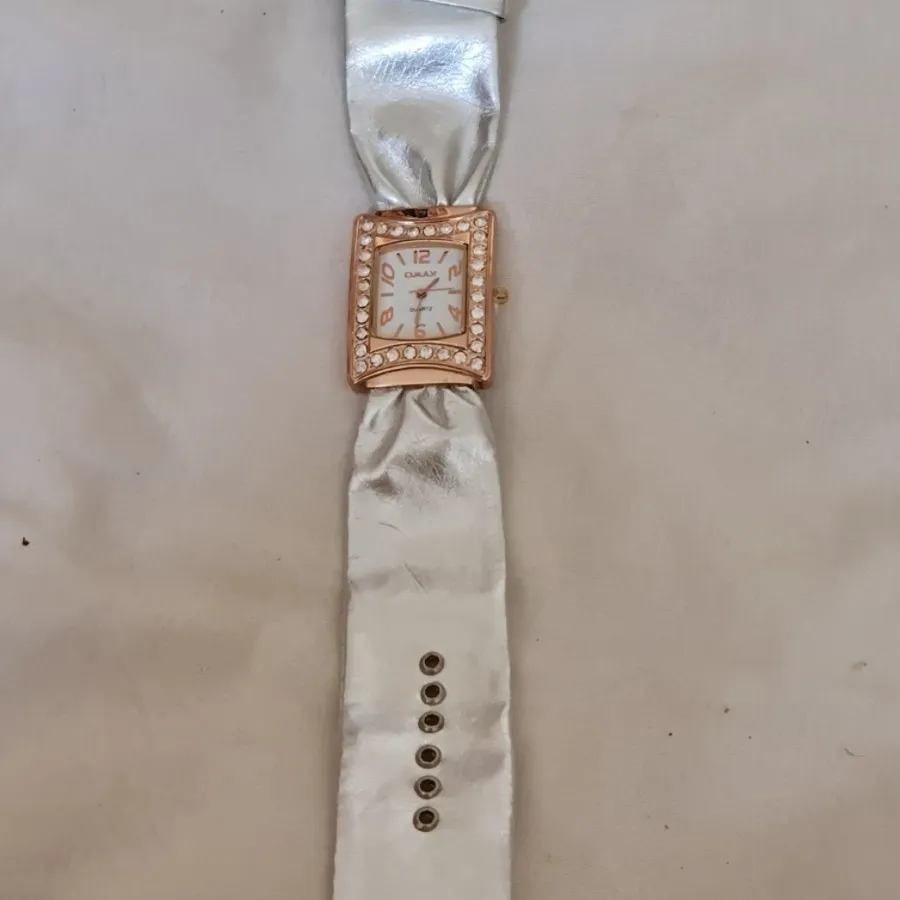 ساعت مچی نگین دار