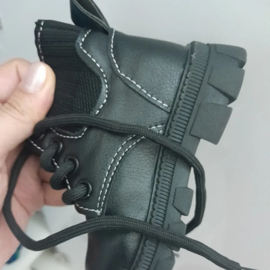 بوت مشکی
کودک