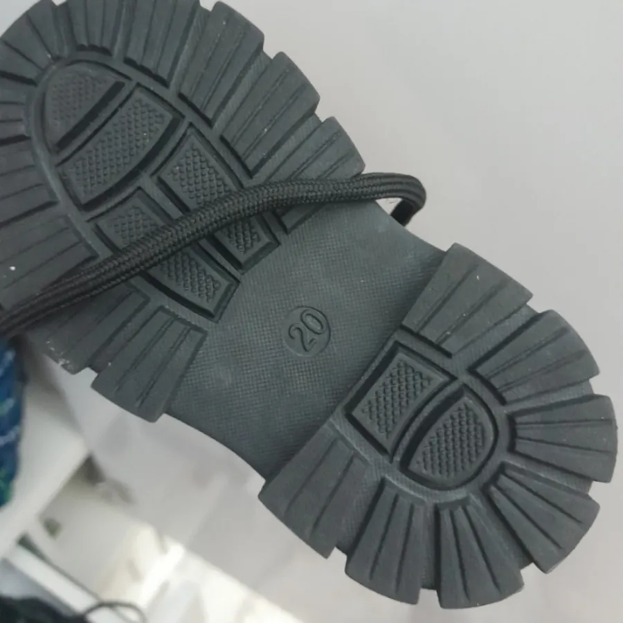 بوت مشکی
کودک