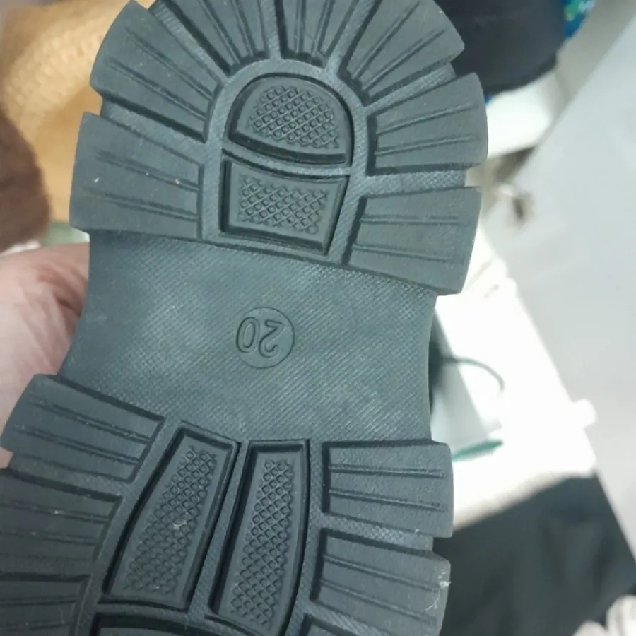 بوت مشکی
کودک