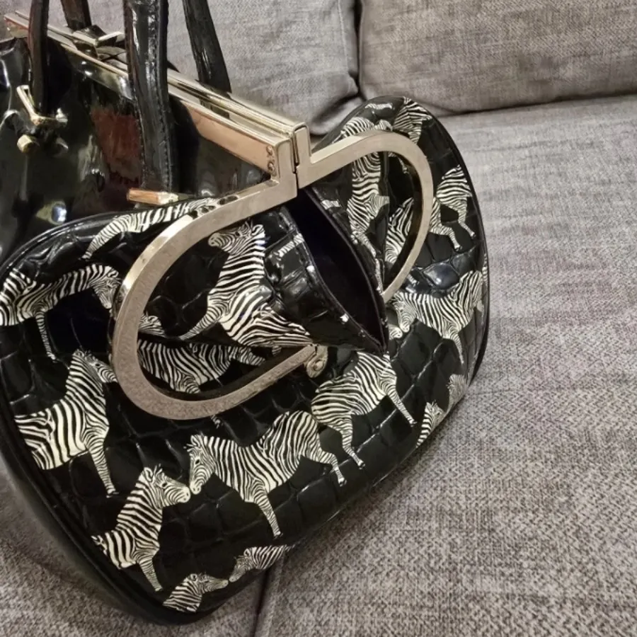 کیف ورنی با طرح خاص