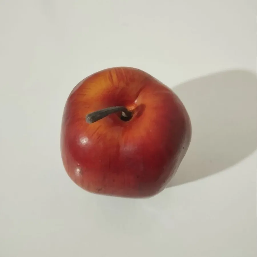 سیب مصنوعی قرمز