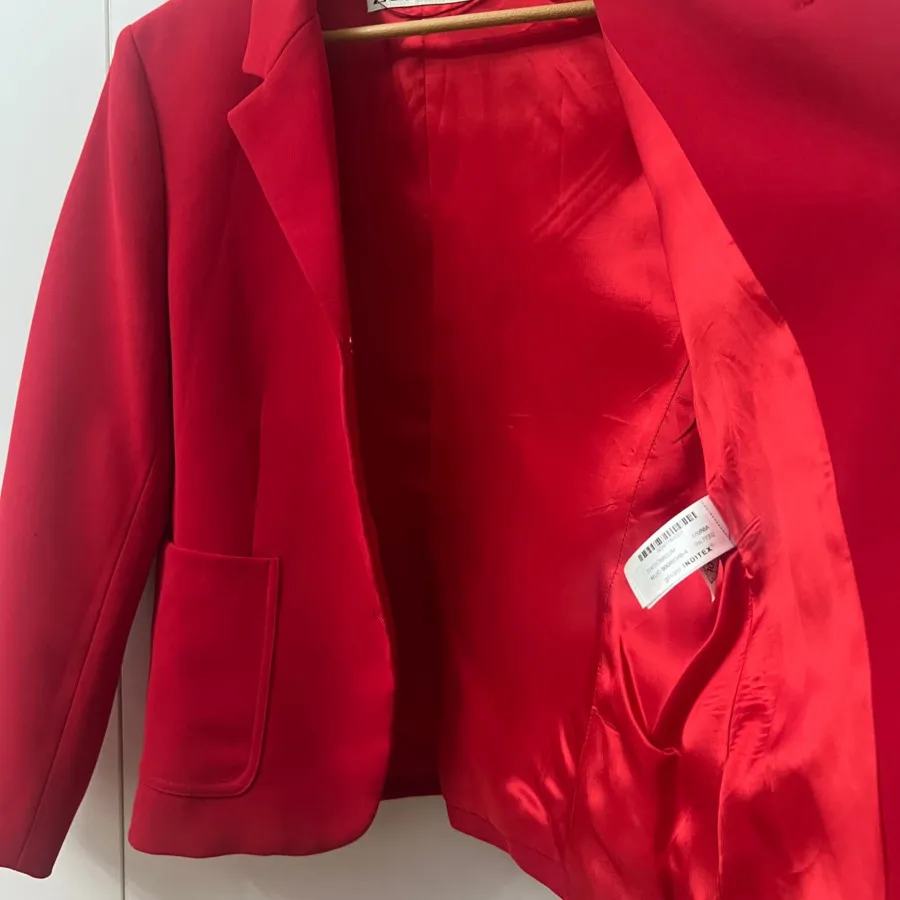 کت قرمز زارا