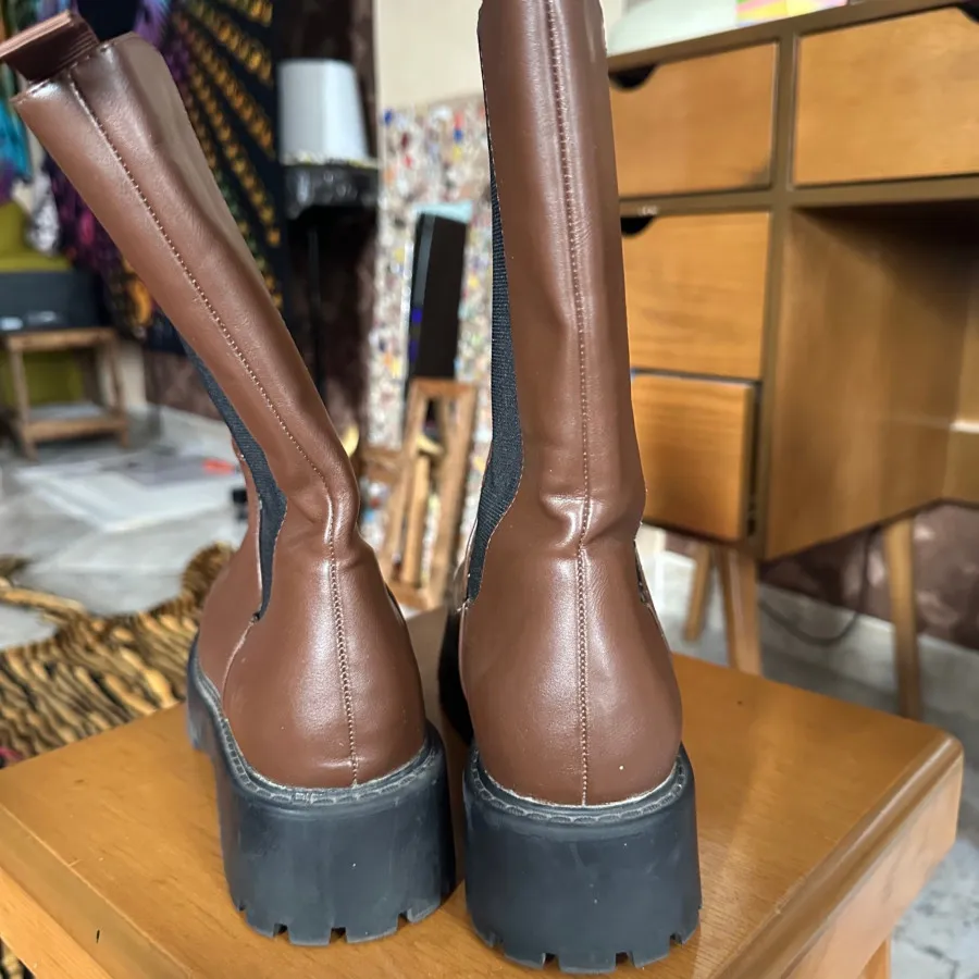 بوت قهوه ای