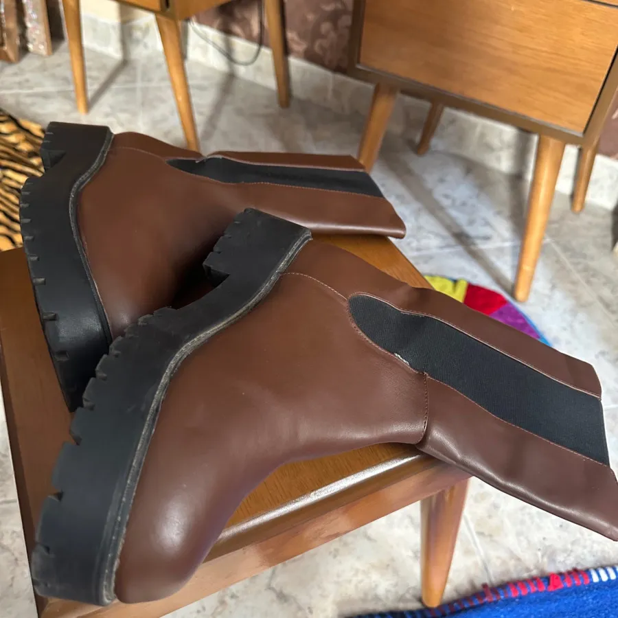 بوت قهوه ای