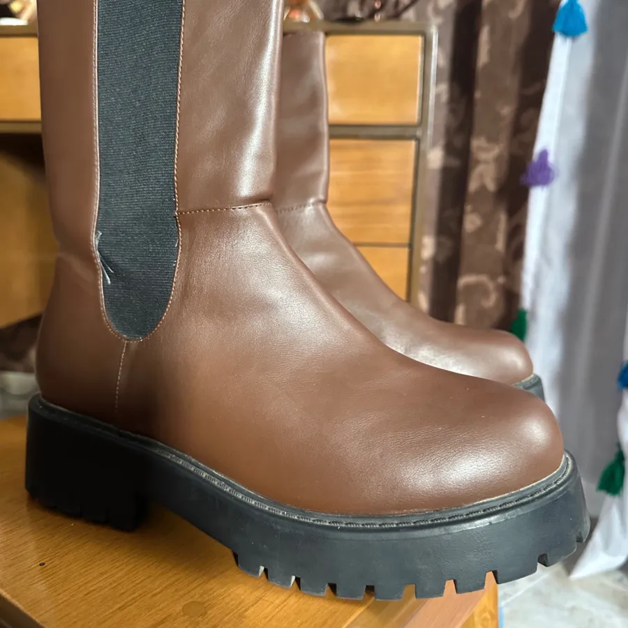 بوت قهوه ای