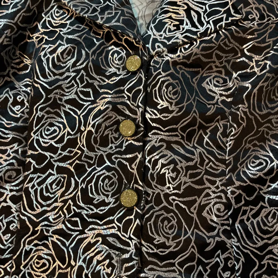 کت زنانه گلدوزی شده