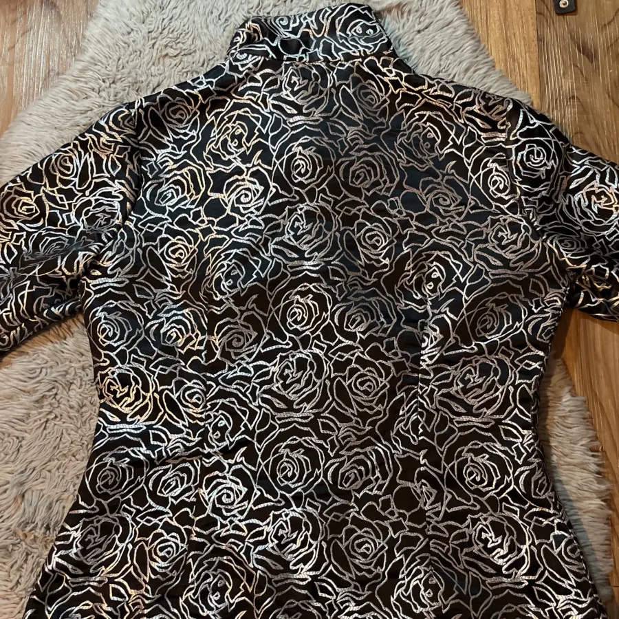 کت زنانه گلدوزی شده