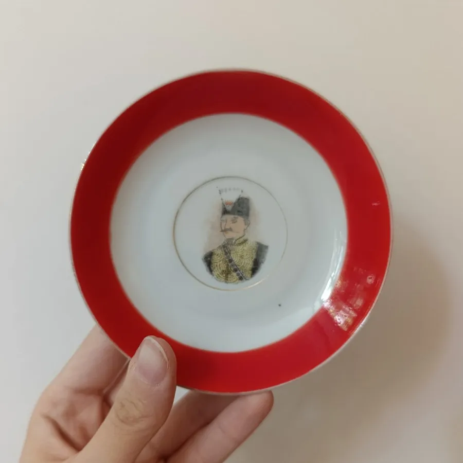 نعلبکی دور قرمز