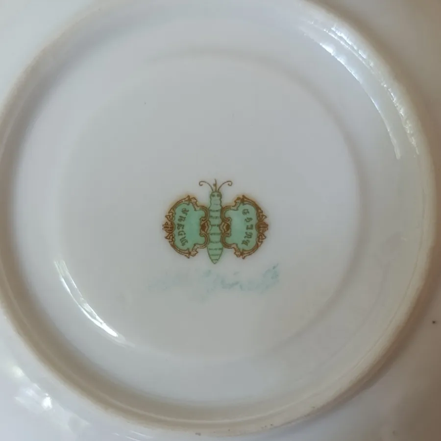 نعلبکی دور قرمز