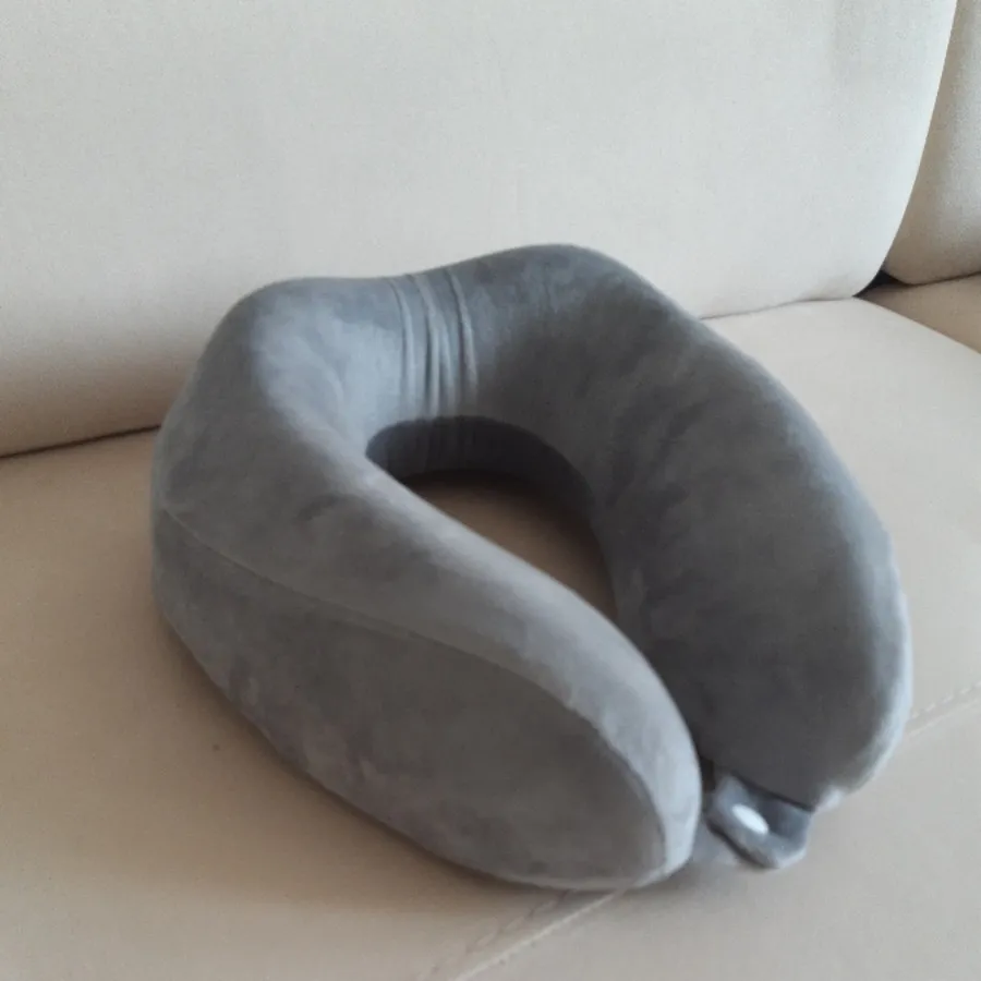 بالش گردنی دکمه دار