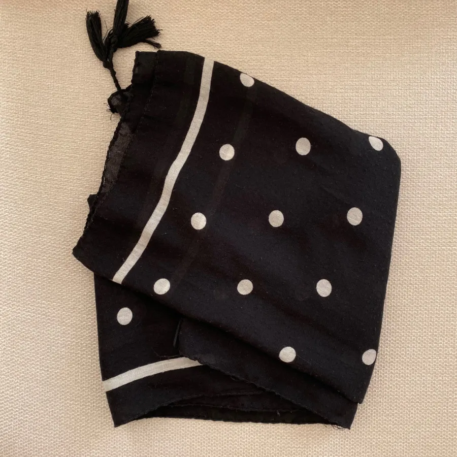 شال مشکی خال دار