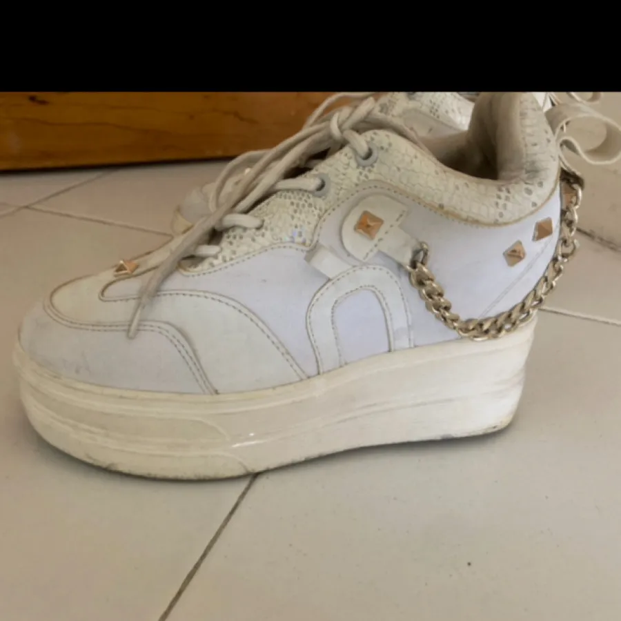 کفش کتونی لژدار