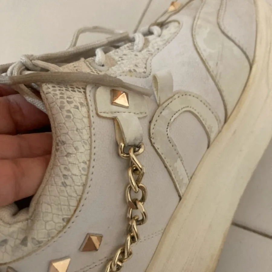 کفش کتونی لژدار