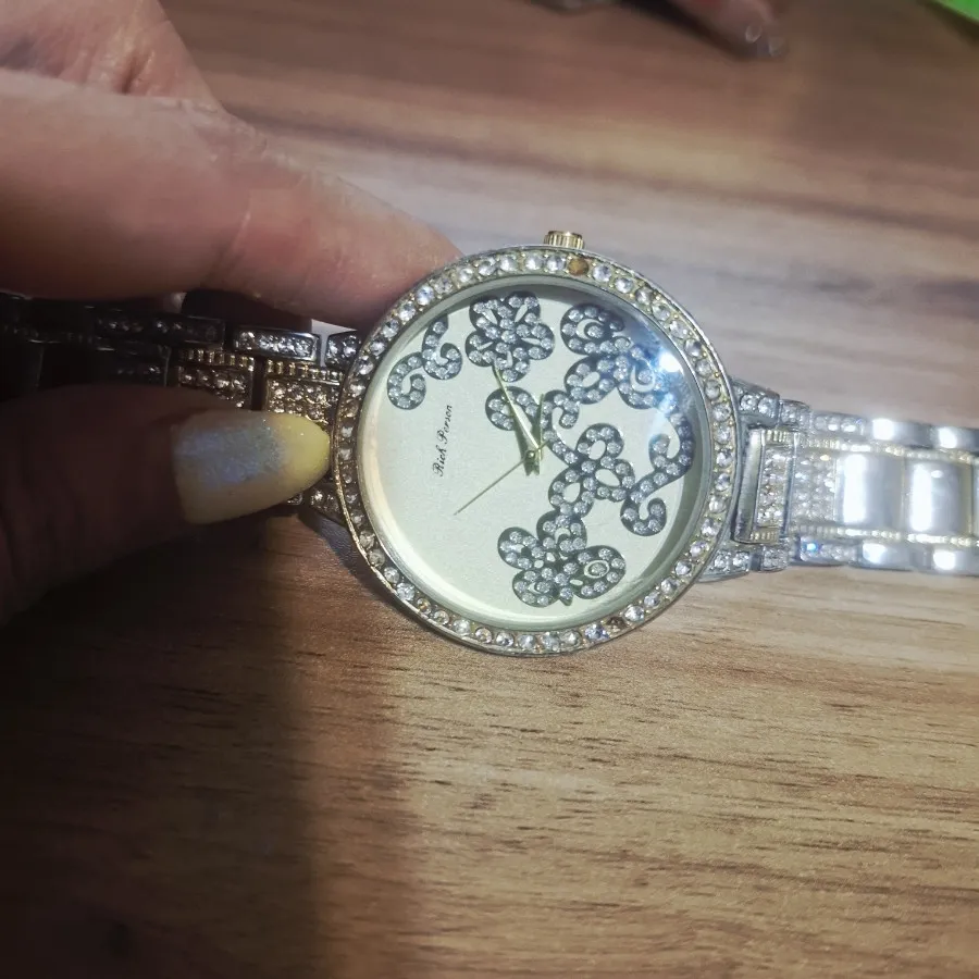 ساعت نگین‌دار