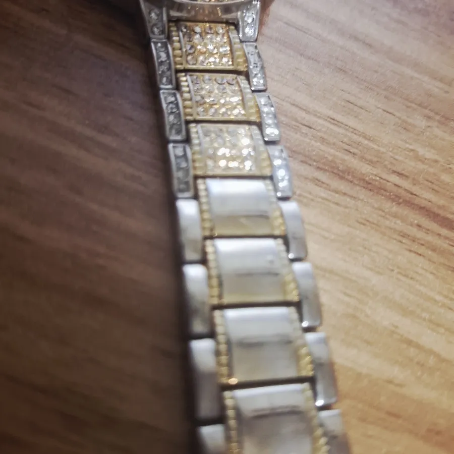 ساعت نگین‌دار