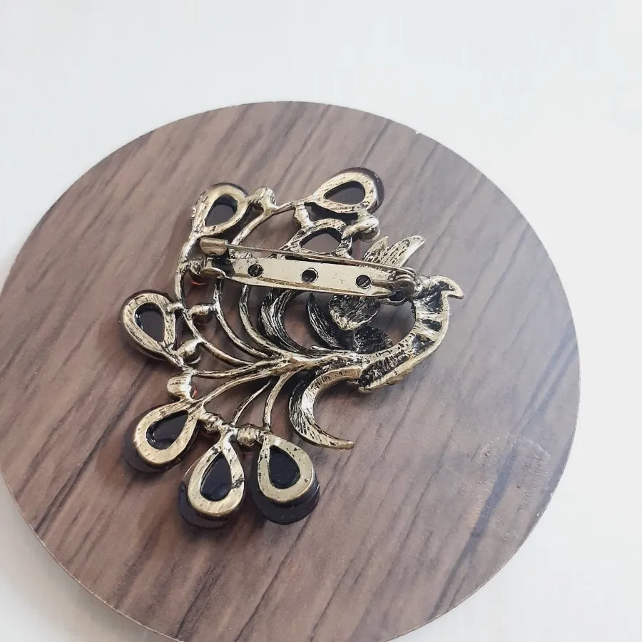 گل سینه طرح طاووس بزرگ