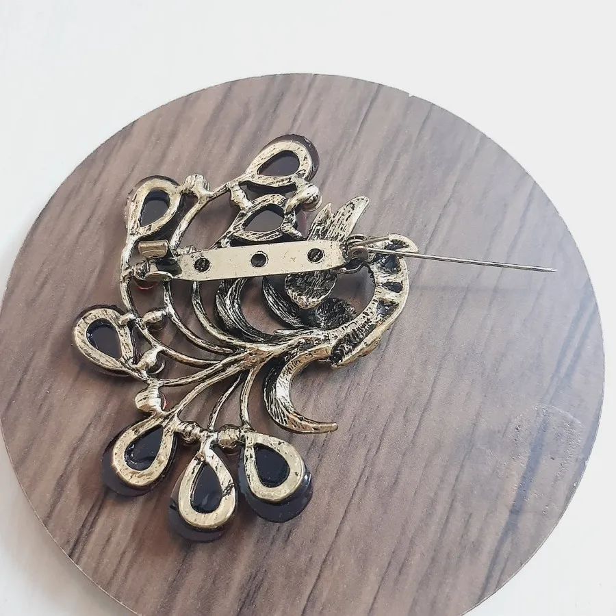 گل سینه طرح طاووس بزرگ