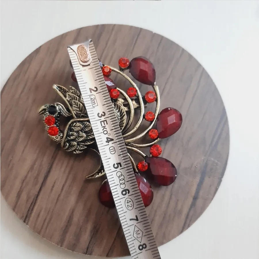 گل سینه طرح طاووس بزرگ