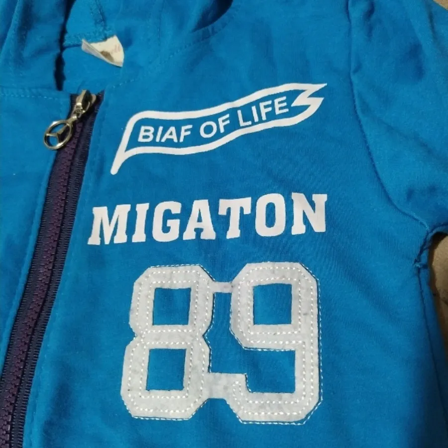 سوییشرت آبی قشنگ?