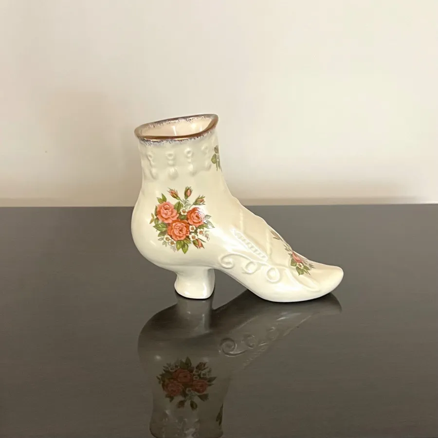 یک کفش چینی دکوری قدیمی