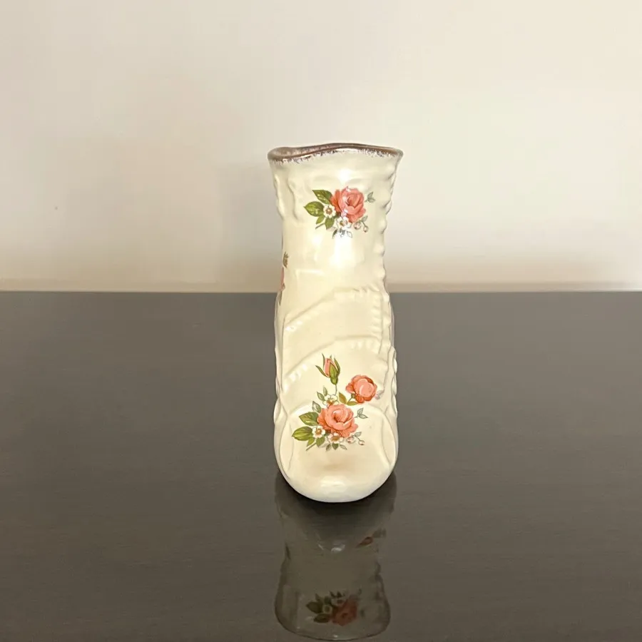 یک کفش چینی دکوری قدیمی