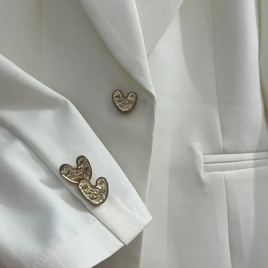 کت سفید دکمه قلبی