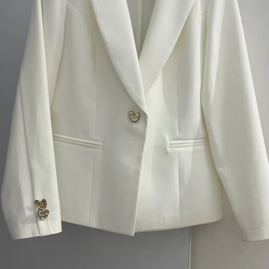 کت سفید دکمه قلبی