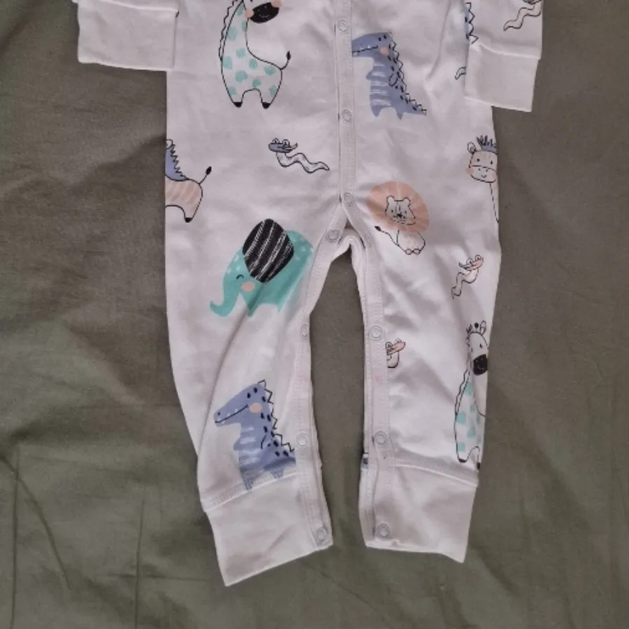 سرهمی جلو دکمه نوزاد