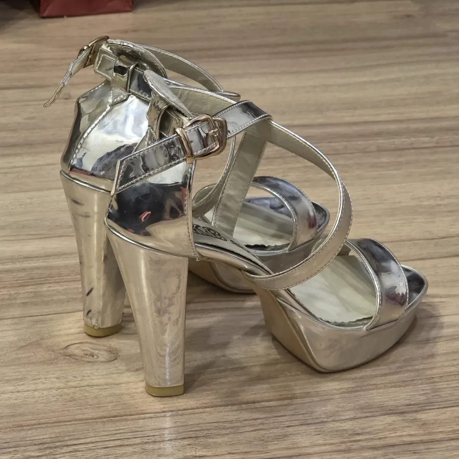 کفش پاشنه بلند نقره ای