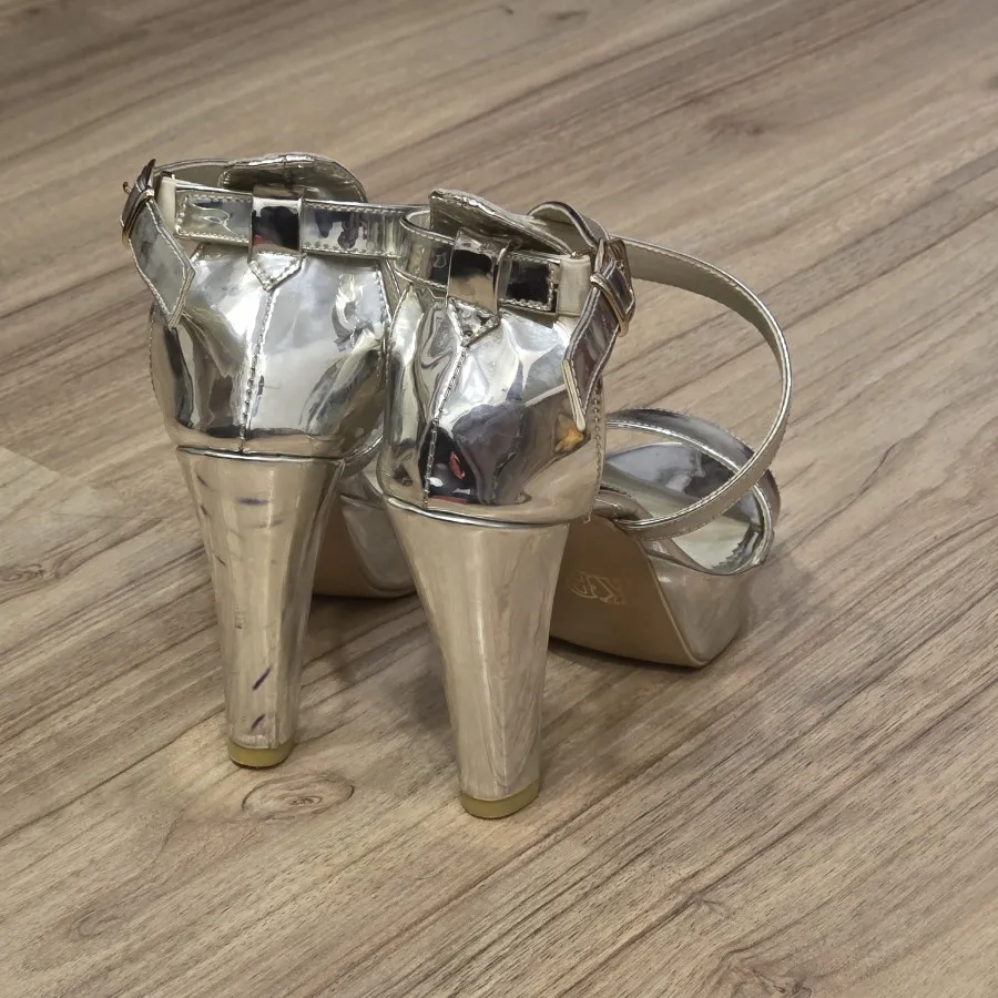 کفش پاشنه بلند نقره ای