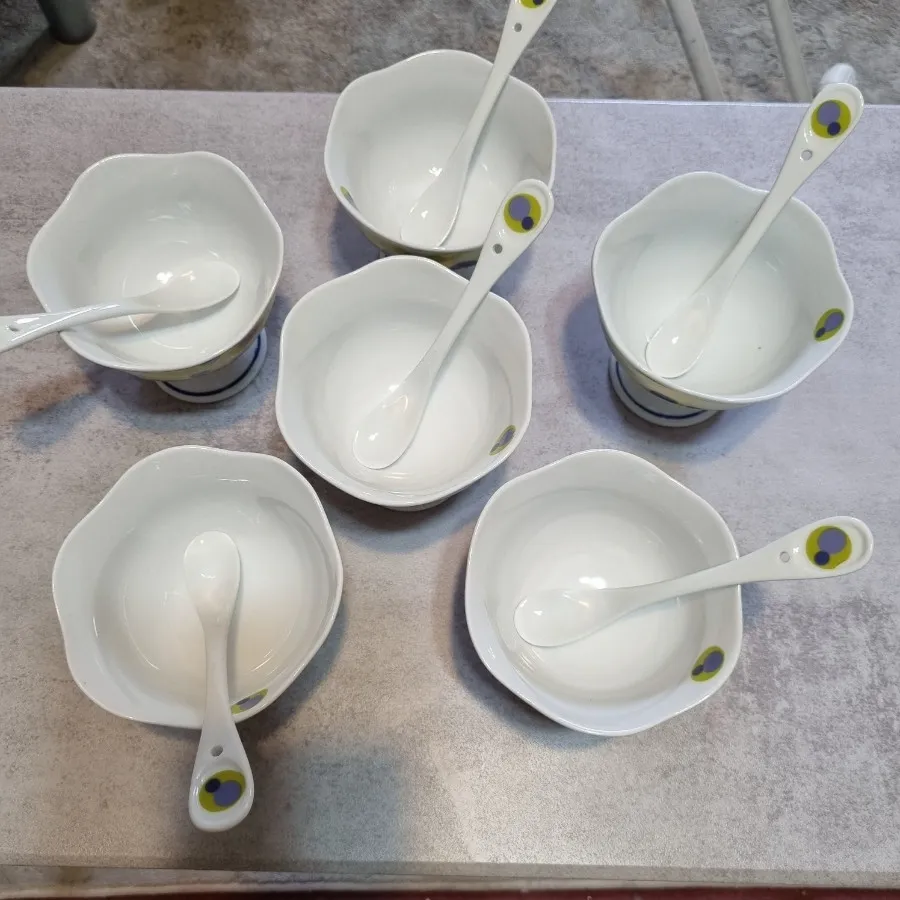 بستنی خوری چینی با قاشق