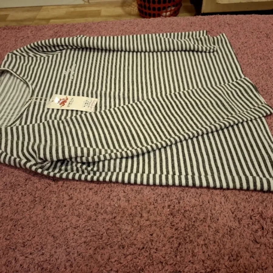 بلوز راه راه سفید و طوسی