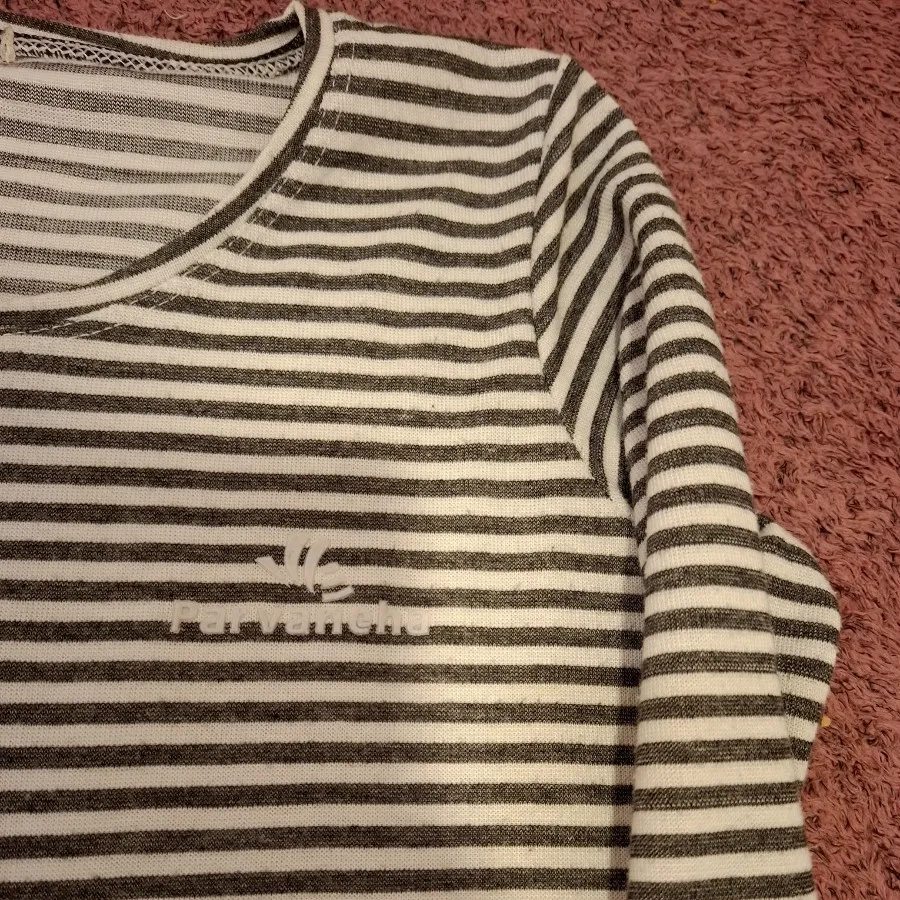 بلوز راه راه سفید و طوسی