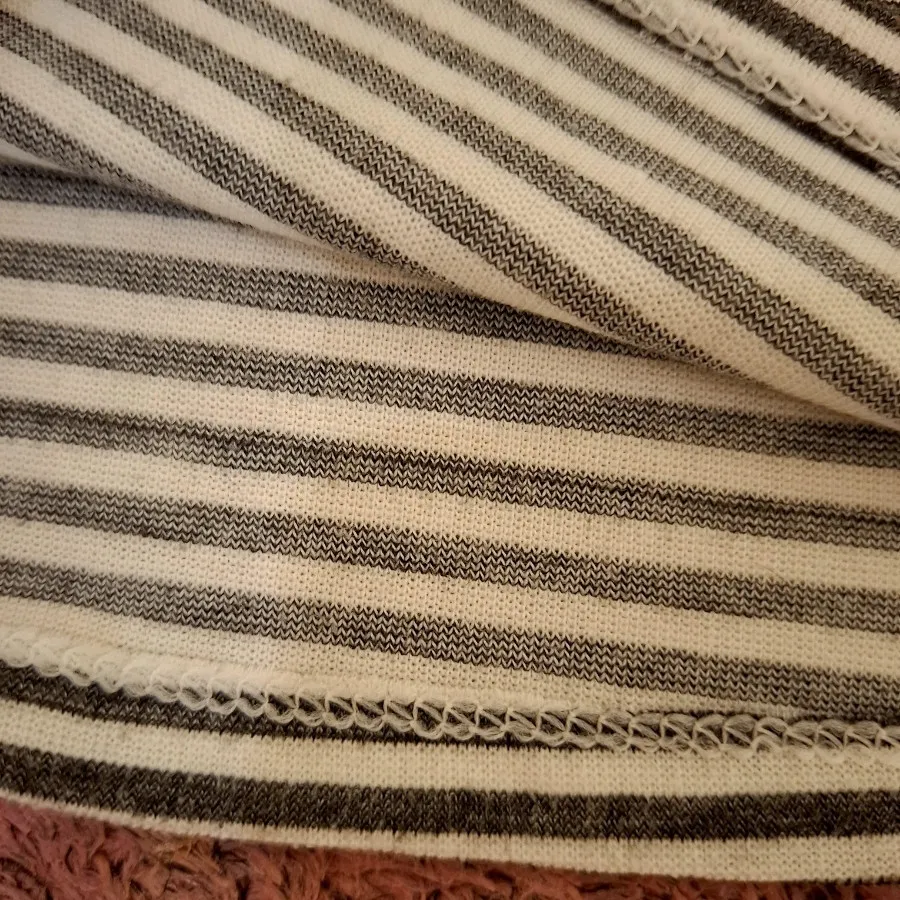 بلوز راه راه سفید و طوسی