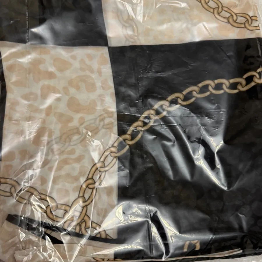 روسری کاملاً نوواتیکتدار