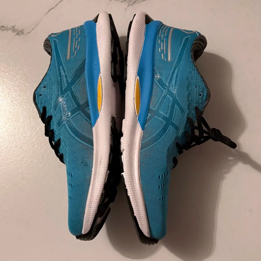 کتونی آبی طرح اسیکس